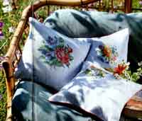 Подушка с летними цветами